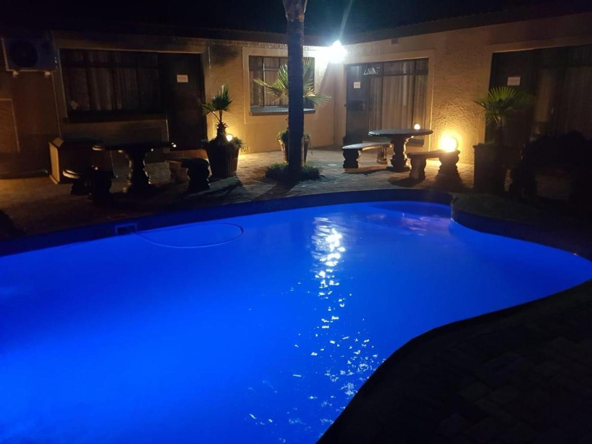 Nkwasi Lodge Parys Bagian luar foto