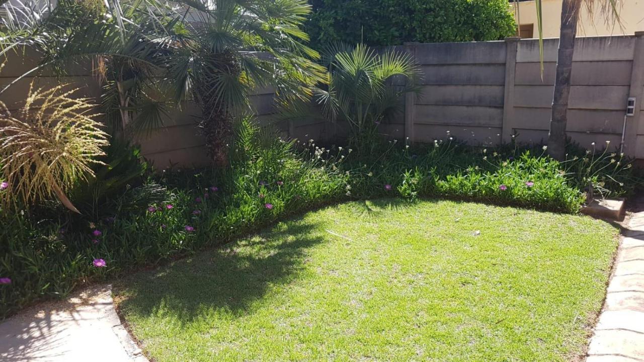 Nkwasi Lodge Parys Bagian luar foto