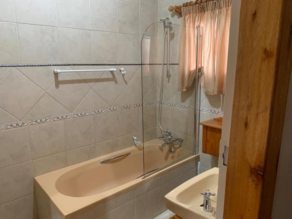 Nkwasi Lodge Parys Bagian luar foto