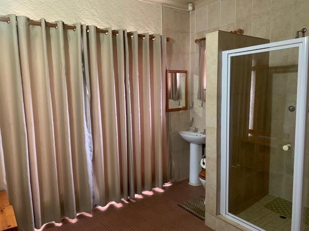 Nkwasi Lodge Parys Bagian luar foto