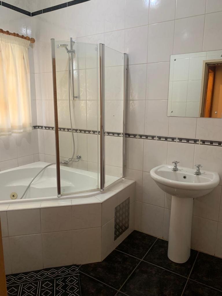 Nkwasi Lodge Parys Bagian luar foto