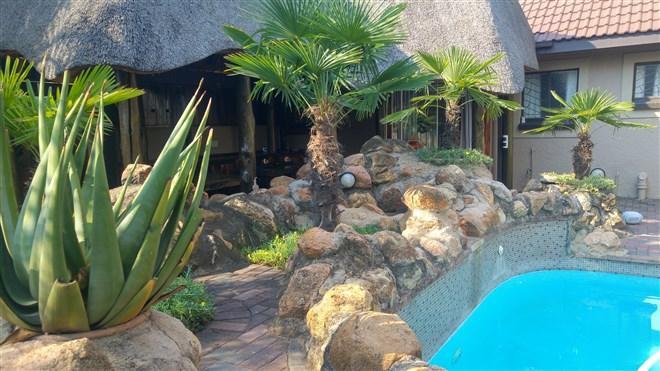 Nkwasi Lodge Parys Bagian luar foto