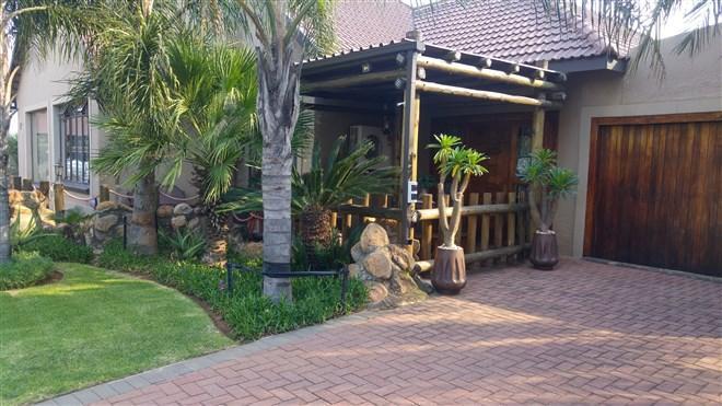 Nkwasi Lodge Parys Bagian luar foto